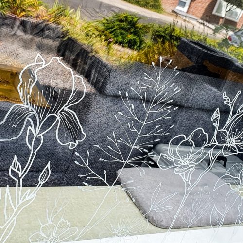 Krijtstift tekening veldbloemen maken voor raam