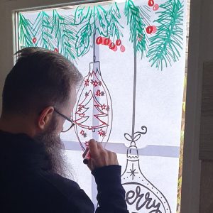 Vriendlief Mike tekent er op los