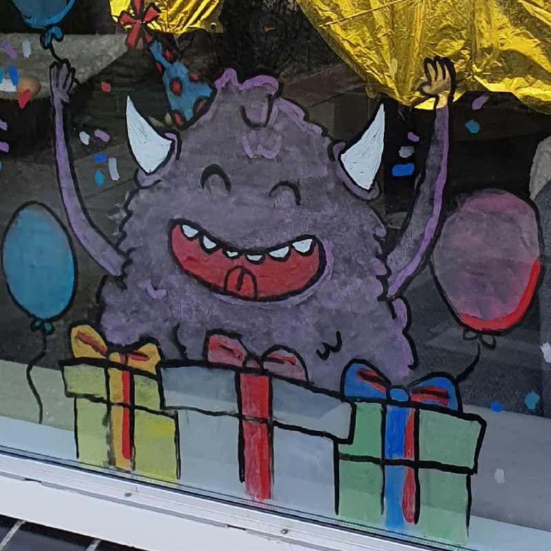 Verjaardag pakket monsters met DIY krijtstift raamtekeningen